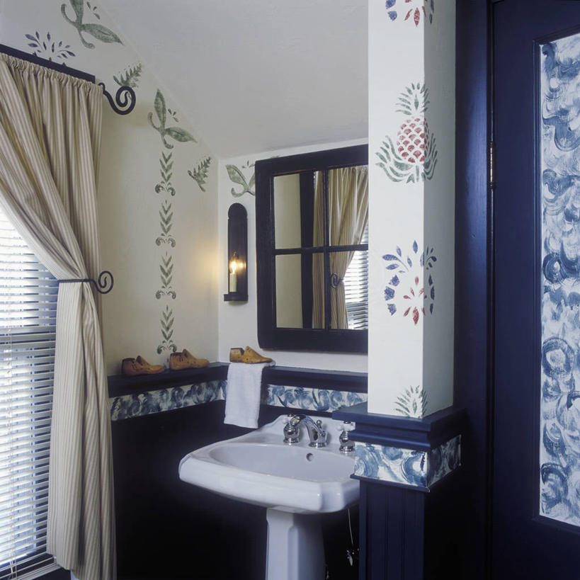 窗户,窗帘,阁楼,镜子,浴室,象牙,条纹,反射,木制,水槽,黄色,蓝色,绿色,白色,毛巾,奶油,钢筋,百叶帘,模具,协调,涂料,蜡纸,着色,作画,海军,反射镜,塑造