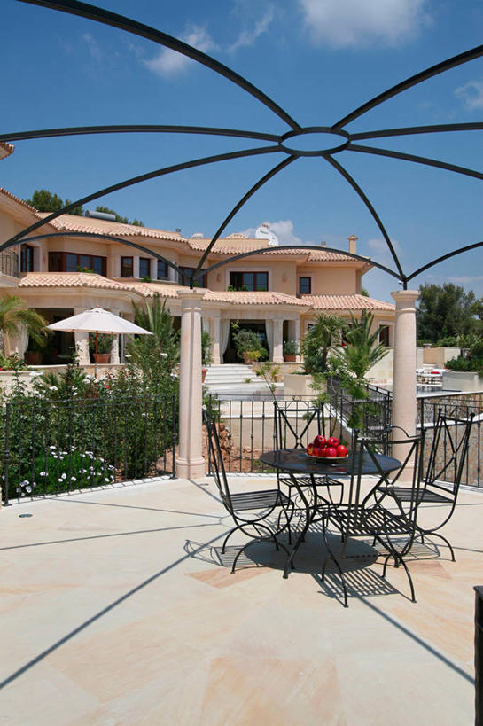 无人,家,竖图,室外,白天,餐桌,家具,桌子,建筑,日光,西班牙,欧洲,房屋,院子,现代,凉亭,打开,建造,开启,铁艺,当代