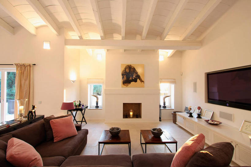 无人,家,横图,室内,白天,烟囱,壁炉,家具,沙发,建筑,日光,西班牙,欧洲,木制,褐色,茶几,粉色,建造,起居室,家庭影院,电视机