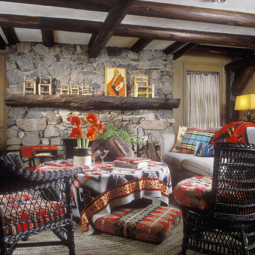 壁炉,窗帘,沙发,喝,会议,木制,毯子,眼镜,茶几,架子,灯,饮料,排列,黄色,红色,蓝色,黑色,枕头,奶油,花束,力量,明亮,涂料,起居室,舒适,柳条,圆木,着色,肖像,作画,客舱,印第安人,马提尼,忠诚,收集,勇气,软垫,式样,小木屋