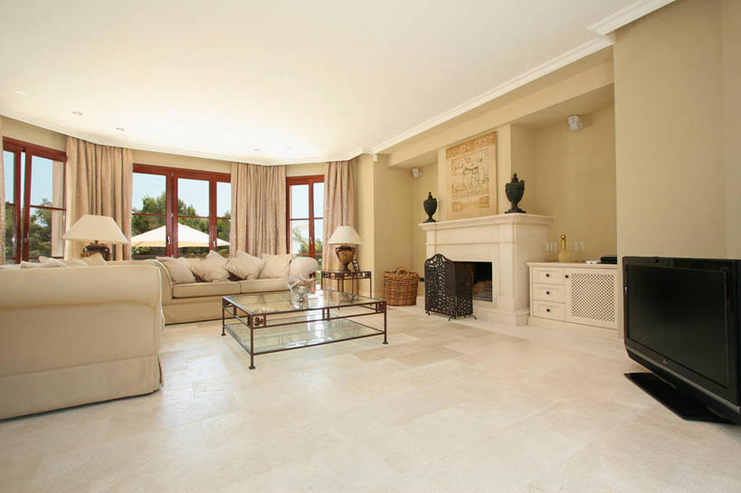 无人,家,横图,室内,白天,烟囱,壁炉,家具,沙发,建筑,日光,西班牙,欧洲,茶几,建造,起居室,家庭影院,电视机,当代