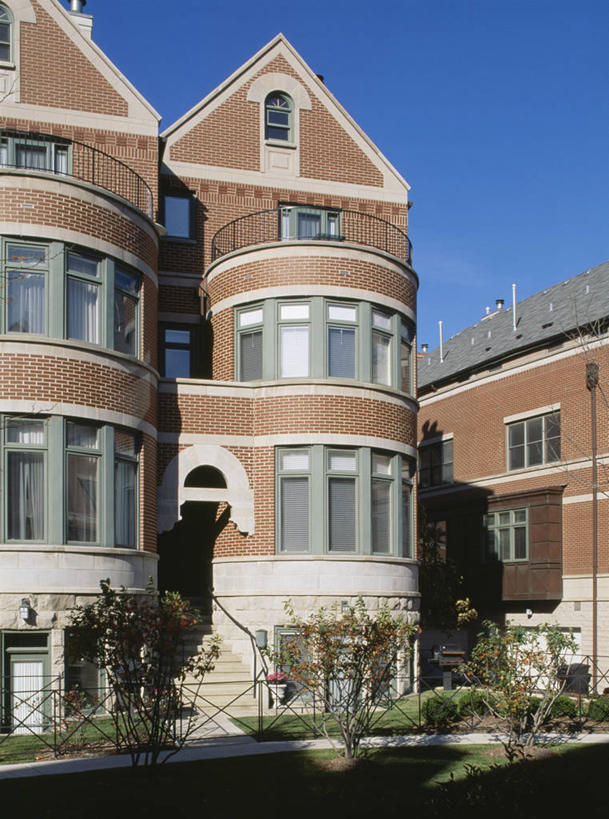 家,草坪,阳台,建筑,日光,反射,砖,房屋,篱笆,人行道,混凝土,树荫,台阶,联排别墅,石灰石