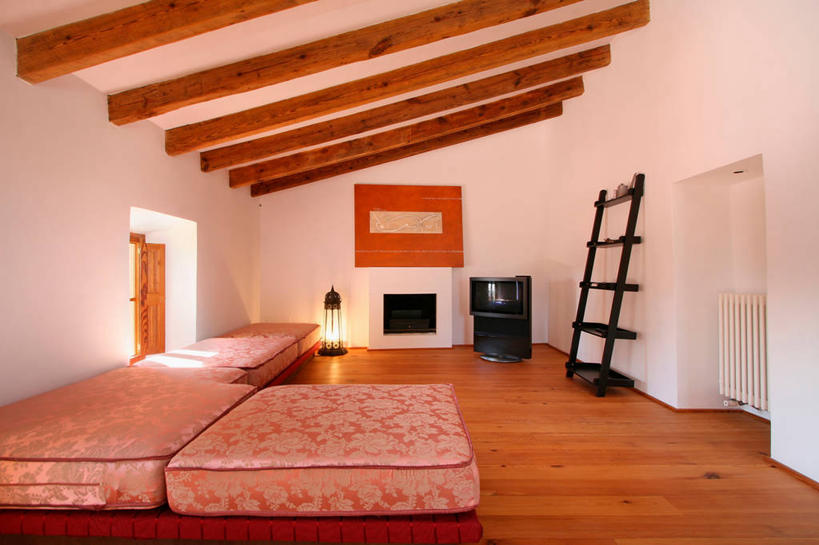 无人,家,横图,室内,白天,烟囱,壁炉,家具,沙发,建筑,日光,西班牙,欧洲,木制,红色,建造,起居室,家庭影院,建筑材料,硬木,电视机