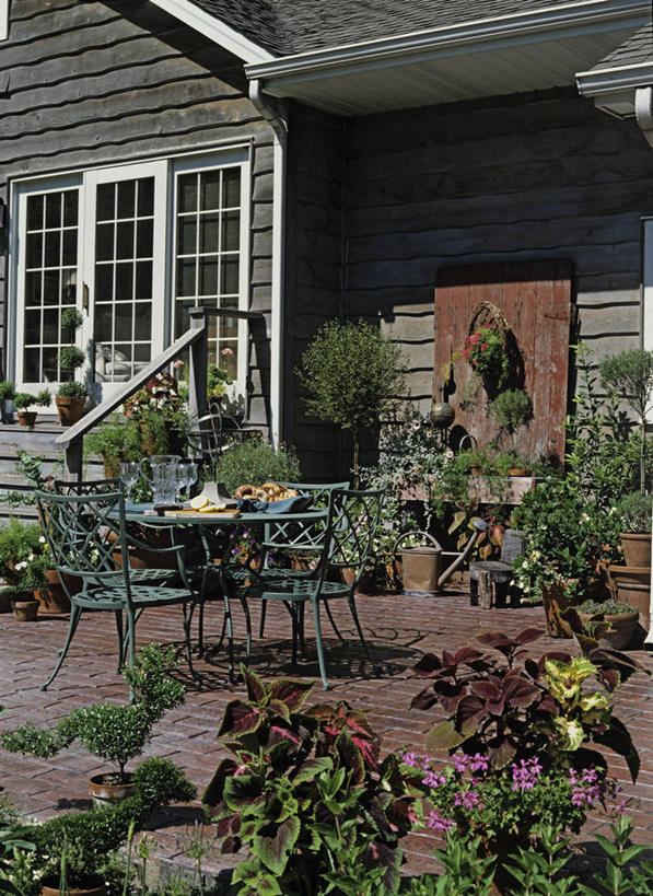 面包,室外,爱情,吃饭,聚会,友谊,桌子,柠檬,椅子,生锈,金属,木制,喷壶,砖,院子,聚餐,柠檬水,浪漫,绿色,紫色,白色,香草,薰衣草,古董,锡,腐蚀,侵蚀,呼吸,灵香草,黄香草,奇迹,腐化,锈迹斑斑,布根地,门廊