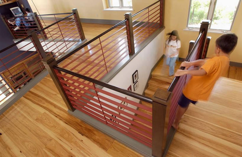 三个人,栏杆,横图,室内,白天,窗户,楼梯,建筑,日光,美国,木制,建造,活动,北美,加利福尼亚,圣克鲁斯,当代