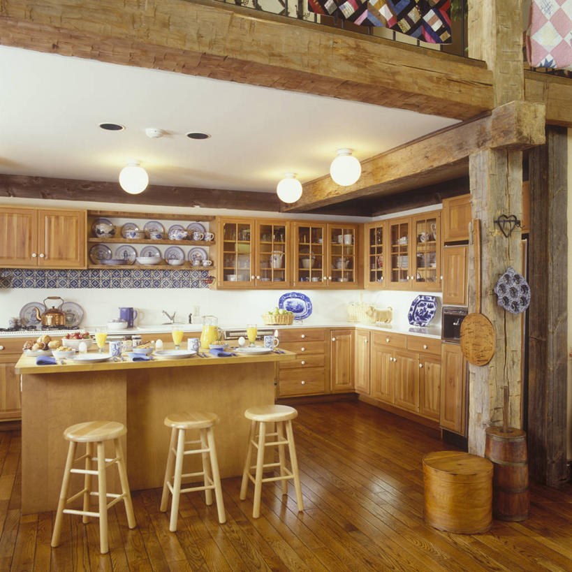 果汁,早餐,厨房,地板,柜子,天花板,准备,会议,木制,瓷砖,水槽,眼镜,冰箱,岛,陶瓷制品,地面,架子,蓝色,灯具,力量,吧椅,宁静,舒适,铜,迷人,圆木,桔子汁,烧水壶,客舱,梦想,棉被,忠诚,勇气,母牛,松木,式样,烹调