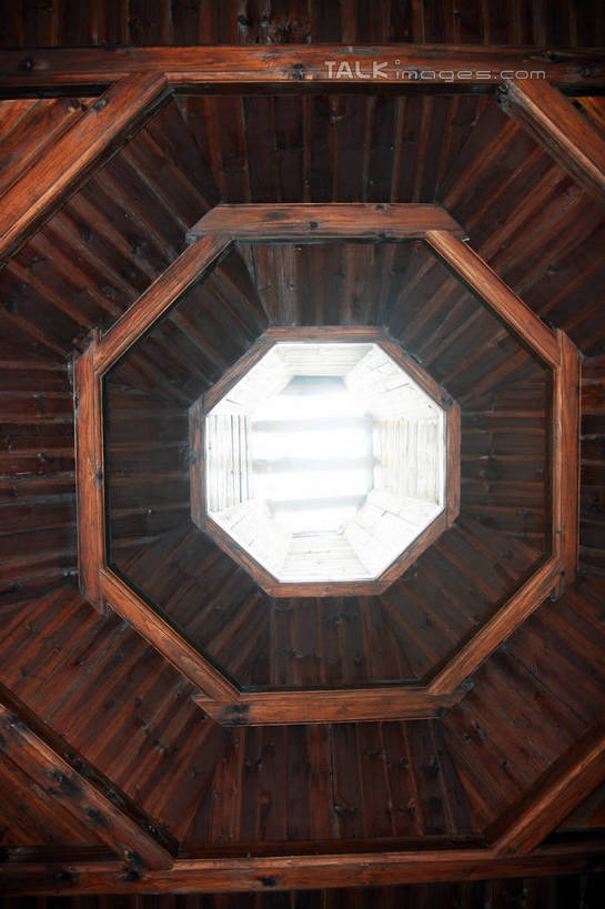 无人,竖图,室内,白天,仰视,旅游,度假,美景,井冈山,中国,亚洲,阴影,透明,光线,木板,影子,庭院,屋顶,景观,顶棚,娱乐,江西,阳光,自然,享受,休闲,景色,放松,天井,自然风光,东亚,江西省,中华人民共和国,华东地区,赣,革命,吉安,吉安市,革命根据地,彩图,低角度拍摄,bjzqp1