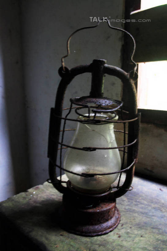 无人,竖图,俯视,室内,白天,旅游,度假,美景,窗户,桌子,照明,井冈山,中国,亚洲,阴影,古老,生锈,光线,影子,墙,景观,灯光,娱乐,江西,墙壁,墙面,灯,阳光,自然,灯具,享受,休闲,景色,放松,照亮,照明设备,自然风光,油灯,东亚,江西省,一盏,中华人民共和国,华东地区,赣,革命,吉安,吉安市,革命根据地,彩图,高角度拍摄,bjzqp1