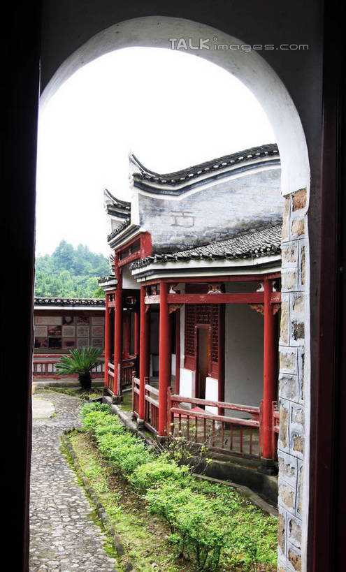 无人,栏杆,竖图,室外,白天,仰视,旅游,度假,美景,树林,植物,门,井冈山,中国,亚洲,许多,阴影,光线,影子,柱子,墙,景观,围栏,围墙,地面,娱乐,江西,护栏,墙壁,墙面,树,树木,蓝色,绿色,蓝天,天空,阳光,自然,门框,天,享受,休闲,景色,放松,生长,晴朗,成长,自然风光,东亚,江西省,万里无云,中华人民共和国,华东地区,赣,革命,吉安,吉安市,革命根据地,晴空,晴空万里,彩图,低角度拍摄,bjzqp1