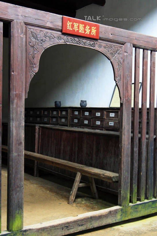 无人,竖图,俯视,室内,白天,旅游,度假,美景,柜子,门,椅子,井冈山,中国,亚洲,药,阴影,光线,标志,文字,影子,字符,长椅,木椅,墙,景观,娱乐,标识,江西,墙壁,墙面,阳光,自然,门框,享受,休闲,汉字,景色,放松,药房,中文,自然风光,东亚,江西省,中华人民共和国,华东地区,国文,华文,赣,革命,吉安,吉安市,革命根据地,红军医务所,彩图,高角度拍摄,bjzqp1