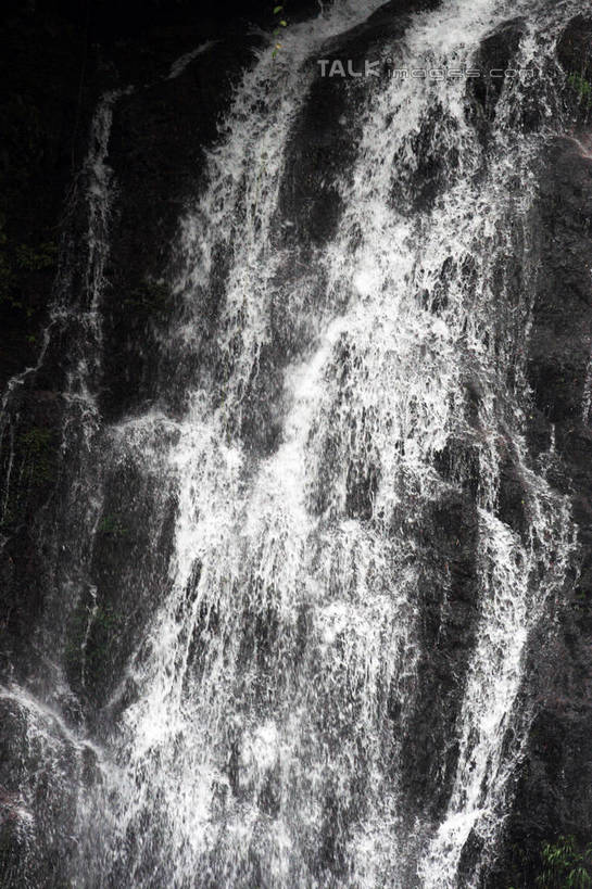 无人,竖图,室外,白天,仰视,旅游,度假,美景,瀑布,山,山脉,水,井冈山,中国,亚洲,飞溅,溅,液体,景观,山峰,水滴,水花,山峦,娱乐,江西,水珠,白色,自然,群山,享受,休闲,景色,放松,喷洒,自然风光,东亚,江西省,中华人民共和国,华东地区,赣,革命,吉安,吉安市,革命根据地,跌水,彩图,低角度拍摄,bjzqp1