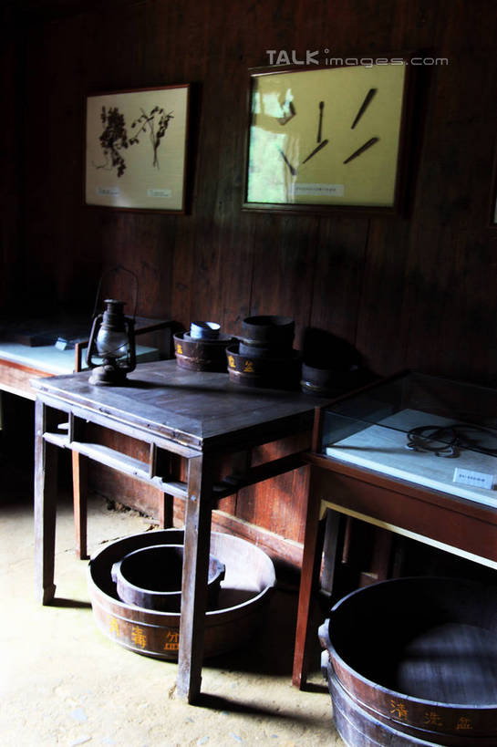 无人,家,木屋,竖图,俯视,室内,白天,旅游,度假,绘画,美景,餐桌,桌子,照明,井冈山,中国,亚洲,阴影,艺术,装饰,光线,标本,木盆,影子,墙,景观,灯光,地面,文化,娱乐,江西,壁画,墙壁,墙面,住宅,灯,阳光,自然,灯具,享受,休闲,景色,放松,餐台,华丽,修饰,照亮,点缀,照明设备,自然风光,油灯,东亚,江西省,一盏,中华人民共和国,华东地区,衬托,美观,雅致,雅观,赣,革命,吉安,吉安市,革命根据地,画画,彩图,高角度拍摄,茅舍,茅屋,棚屋,小木屋,小屋,bjzqp1