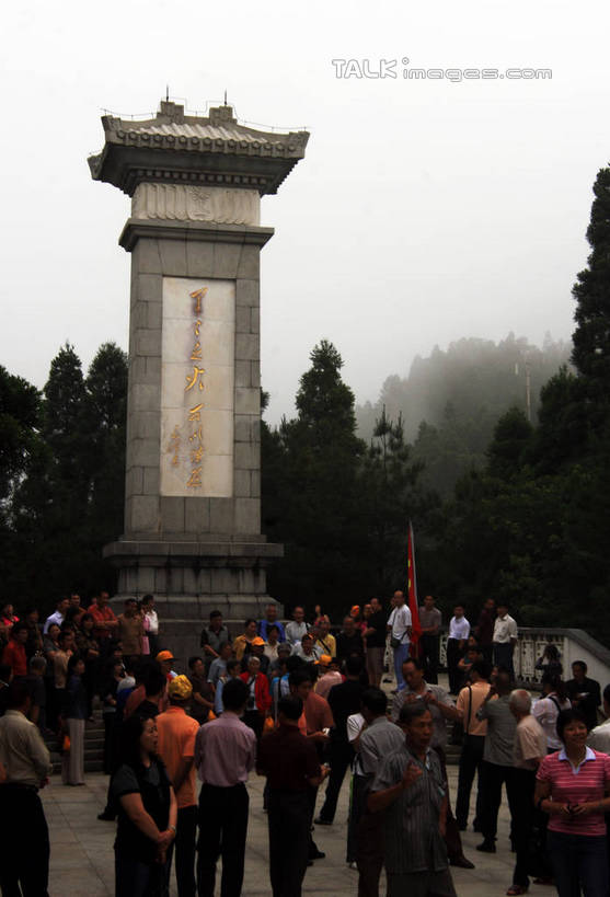 东方人,栏杆,站,竖图,俯视,室外,白天,旅游,度假,美景,山,树林,植物,雾,井冈山,中国,亚洲,许多,游客,朦胧,模糊,柱子,景观,山峰,纪念碑,围栏,山峦,许多人,注视,黄种人,娱乐,江西,护栏,旅客,树,树木,蓝色,绿色,蓝天,天空,自然,天,观察,看,站着,一群人,享受,休闲,景色,放松,生长,晴朗,成长,观看,迷雾,察看,关注,自然风光,东亚,江西省,万里无云,中华人民共和国,华东地区,赣,革命,吉安,吉安市,革命根据地,井冈山革命烈士纪念碑,井冈山革命烈士陵园,井冈山烈士陵园,亚洲人,大雾,晴空,晴空万里,站立,彩图,高角度拍摄,全身,bjzqp1