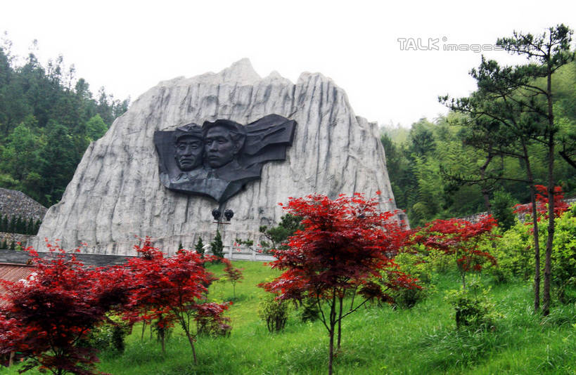 无人,横图,室外,白天,仰视,旅游,度假,美景,树林,植物,叶子,雕塑,井冈山,中国,亚洲,许多,阴影,艺术,装饰,光线,雕刻,雕像,影子,景观,枫叶,枯叶,落叶,娱乐,江西,石雕,树,树木,黄色,红色,蓝色,绿色,蓝天,天空,阳光,自然,工艺品,天,享受,休闲,景色,放松,生长,晴朗,成长,纪念,枫树叶,美术,自然风光,主题,陈列,东亚,江西省,万里无云,中华人民共和国,华东地区,功能,美学,赣,革命,吉安,吉安市,革命根据地,井冈山革命烈士陵园,井冈山烈士陵园,叶,叶片,晴空,晴空万里,彩图,低角度拍摄,bjzqp1