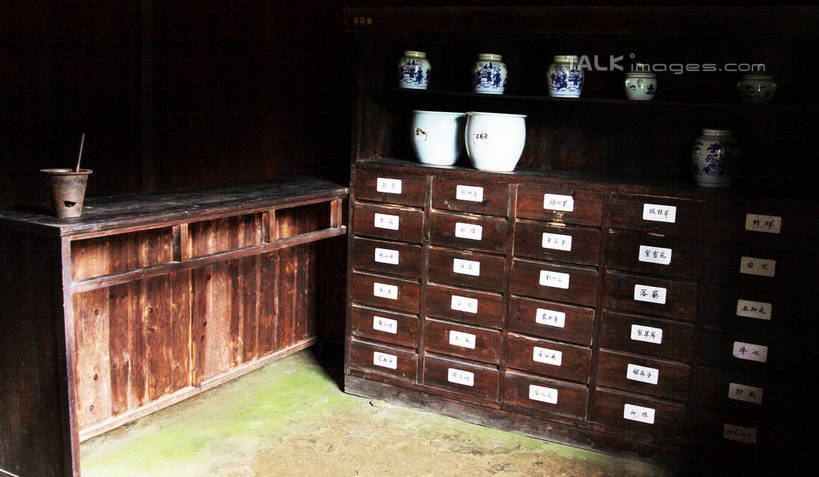 无人,横图,俯视,室外,白天,旅游,度假,美景,柜子,井冈山,中国,亚洲,药,阴影,光线,罐子,影子,陶瓷,墙,景观,陶瓷制品,地面,娱乐,江西,墙壁,墙面,阳光,自然,瓶子,享受,休闲,景色,放松,药房,药箱,自然风光,东亚,江西省,中华人民共和国,华东地区,赣,革命,吉安,吉安市,革命根据地,彩图,高角度拍摄,bjzqp1