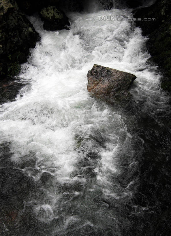 无人,竖图,俯视,室外,白天,旅游,度假,石头,美景,瀑布,水,急流,井冈山,中国,亚洲,飞溅,溅,石子,液体,景观,水滴,水花,青苔,苔藓,娱乐,江西,水珠,自然,享受,休闲,激流,景色,放松,喷洒,自然风光,东亚,江西省,中华人民共和国,华东地区,赣,革命,吉安,吉安市,洪流,革命根据地,跌水,石块,岩石,彩图,高角度拍摄,bjzqp1