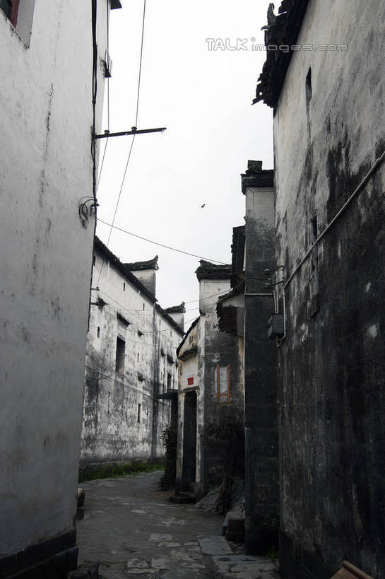 无人,家,竖图,室外,白天,正面,旅游,度假,美景,窗户,门,道路,路,中国,亚洲,许多,阴影,电力,光线,电线,线,影子,房屋,墙,屋子,景观,石板,小路,小巷,电能,交通,线路,娱乐,江西,婺源,楼房,民居,斑驳,墙壁,墙面,住宅,排列,灰色,天空,阳光,门框,天,享受,休闲,景色,放松,电,电源,电源线,队列,能量,东亚,马头墙,江西省,中华人民共和国,华东地区,赣,婺源县,上饶,上饶市,班驳,寂静,清幽,幽静,彩图,房子,bjzqp1