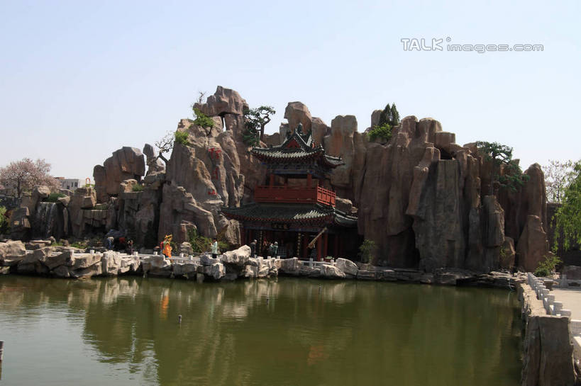 无人,栏杆,横图,室外,白天,正面,旅游,度假,草地,草坪,湖,湖泊,美景,山,水,植物,云台山,中国,亚洲,阴影,光线,影子,亭子,湖面,景观,山峰,水流,水面,围栏,山峦,娱乐,护栏,草,树,树木,蓝色,绿色,倒影,蓝天,天空,阳光,自然,凉亭,湖水,天,享受,休闲,假山,景色,放松,生长,晴朗,成长,倒映,自然风光,东亚,万里无云,中华人民共和国,河南,河南省,豫,华中地区,焦作,焦作市,反照,修武,修武县,晴空,晴空万里,彩图,bjzqp1