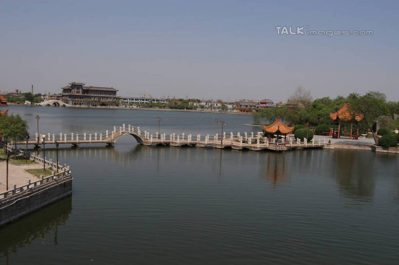 无人,栏杆,横图,俯视,室外,白天,旅游,度假,湖,湖泊,石头,名胜古迹,水,植物,标志建筑,地标,建筑,中国,亚洲,阴影,遗迹,光线,石子,影子,房屋,亭子,屋子,湖面,水流,水面,围栏,桥,地面,古迹,文物,娱乐,建设,古建筑,石桥,护栏,拱桥,栈桥,树,树木,蓝色,绿色,倒影,蓝天,天空,阳光,自然,凉亭,湖水,天,享受,休闲,旅游胜地,放松,拱形,生长,晴朗,成长,人行桥,石拱桥,波光粼粼,倒映,开封,古文明,东亚,万里无云,中华人民共和国,河南,河南省,豫,华中地区,开封市,反照,开封府,石块,晴空,晴空万里,彩图,高角度拍摄,房子,bjzqp1