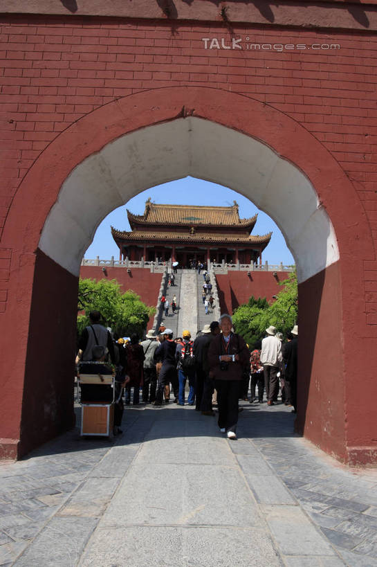 东方人,走,竖图,室外,白天,正面,旅游,度假,名胜古迹,植物,门,标志建筑,地标,建筑,中国,亚洲,游客,游人,阴影,遗迹,反射,光线,瓦片,影子,阶梯,墙,屋檐,拱门,地面,许多人,黄种人,古迹,文物,娱乐,建设,古建筑,檐,旅客,墙壁,墙面,台阶,树,树木,红色,蓝色,绿色,蓝天,天空,阳光,自然,门框,天,一群人,享受,休闲,石阶,旅游胜地,放松,生长,晴朗,成长,开封,古文明,东亚,万里无云,中华人民共和国,河南,河南省,豫,华中地区,开封市,开封府,男人,男性,年轻男性,年轻女性,女人,女性,亚洲人,晴空,晴空万里,步行,散步,走路,彩图,全身,bjzqp1