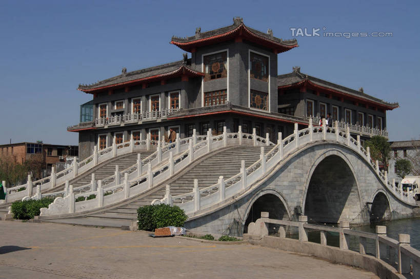 无人,栏杆,横图,室外,白天,正面,旅游,度假,河流,石头,名胜古迹,水,植物,标志建筑,地标,建筑,中国,亚洲,阴影,遗迹,光线,扶手,石子,瓦片,影子,房屋,亭子,屋檐,屋子,河水,水流,桥,地面,古迹,文物,娱乐,建设,古建筑,石桥,护栏,檐,拱桥,栈桥,树,树木,蓝色,绿色,蓝天,天空,阳光,自然,天,享受,休闲,旅游胜地,放松,拱形,生长,晴朗,成长,人行桥,石拱桥,开封,古文明,东亚,万里无云,中华人民共和国,河南,河南省,豫,华中地区,开封市,开封府,石块,晴空,晴空万里,彩图,房子,bjzqp1