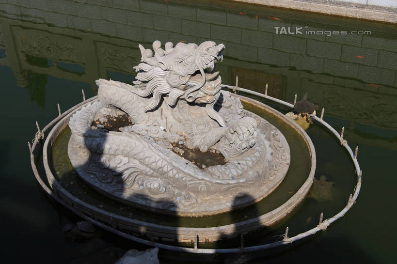 东方人,无人,四个人,站,横图,俯视,室外,白天,旅游,度假,成功,湖,湖泊,名胜古迹,水,标志建筑,地标,建筑,喷泉,雕塑,中国,亚洲,许多,盘绕,遗迹,艺术,装饰,金鱼,龙,鱼,雕刻,雕像,湖面,景观,水流,水面,注视,黄种人,古迹,文化,文物,娱乐,建设,鱼类,古建筑,石雕,红色,绿色,倒影,工艺品,湖水,观察,看,品味,站着,张嘴,享受,休闲,旅游胜地,放松,观看,纪念,美术,游动,察看,倒映,高贵,关注,主题,图腾,传说,水景,开封,陈列,张大嘴巴,古文明,东亚,中华人民共和国,功能,美学,美观,祥瑞,观赏鱼,金鲫鱼,灵兽,权势,尊荣,河南,河南省,豫,华中地区,开封市,反照,开封府,幸运,男人,男性,年轻男性,年轻女性,女人,女性,亚洲人,设计,张开嘴,站立,彩图,高角度拍摄,bjzqp1