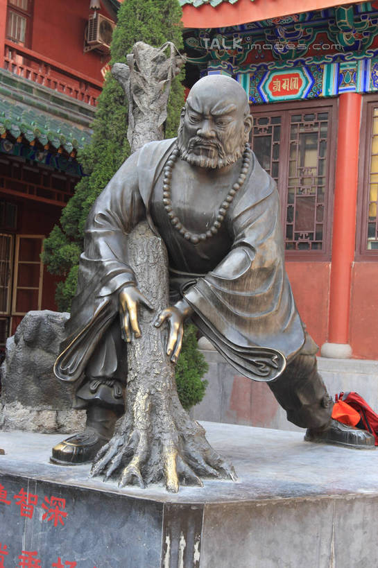 东方人,胡须,一个人,无人,站,抱,竖图,室外,白天,正面,旅游,度假,名胜古迹,植物,窗户,门,标志建筑,地标,建筑,木雕,雕塑,中国,亚洲,仅一个男性,仅一个人,仅一个中年男性,花纹,生气,遗迹,艺术,装饰,雕刻,雕像,方格,格子,图案,瓦片,屋檐,树桩,黄种人,古迹,文物,娱乐,建设,古建筑,檐,树,树干,树木,绿色,自然,工艺品,门框,站着,享受,休闲,木桩,旅游胜地,放松,愤怒,生长,成长,抱着,纪念,佛珠,华丽,修饰,美术,点缀,发怒,主题,开封,情绪,脾气,陈列,古文明,东亚,鲁智深,忿怒,怨恨,中华人民共和国,强烈,功能,美学,衬托,美观,雅致,雅观,河南,河南省,豫,华中地区,开封市,僧袍,法衣,开封府,激动,男人,男性,中年男性,亚洲人,胡子,络腮胡,站立,彩图,僧衣,bjzqp1