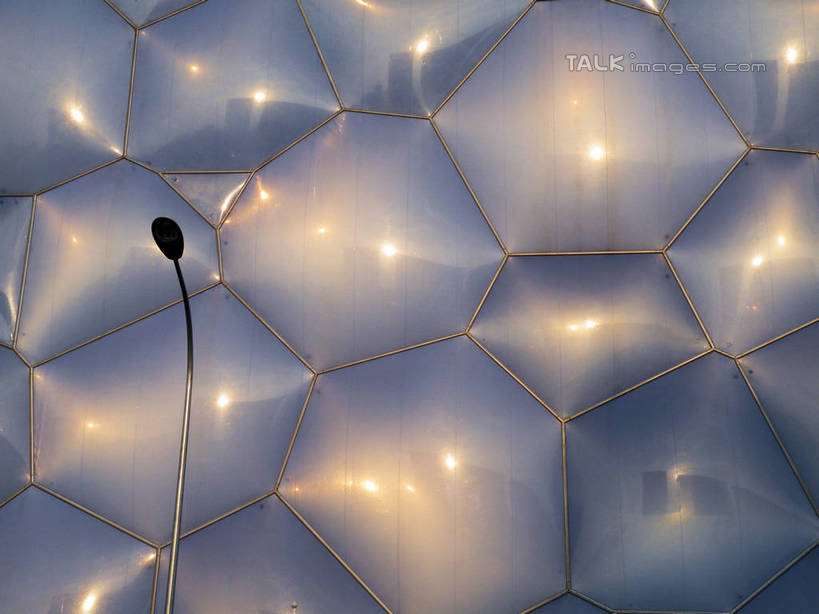 无人,体育馆,横图,室外,白天,正面,度假,美景,城市风光,标志建筑,城市,地标,建筑,路灯,照明,北京,中国,亚洲,阴影,光线,光泽,影子,景观,建筑群,灯光,首都,娱乐,建设,体育场,灯,排列,享受,休闲,景色,放松,照亮,照明设备,队列,规则,东亚,中华人民共和国,北京市,京,北平,华北地区,运动馆,规律,彩图,国家游泳中心,水立方,薄膜,奥林匹克公园,bjzqp1