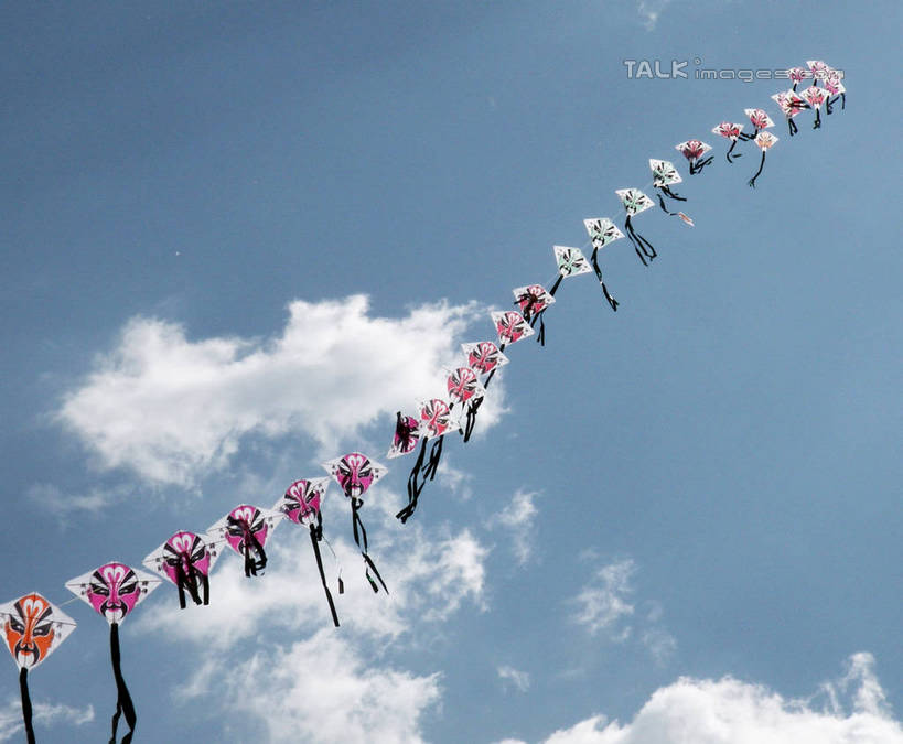 脸,头,脸颊,无人,横图,室外,特写,白天,仰视,静物,一排,阴影,整齐,飘扬,光线,影子,云,云朵,云彩,排列,一个,蓝色,白云,蓝天,天空,阳光,脸谱,风筝,天,放风筝,晴朗,单个,飘浮,飘逸,纸鸢,队列,飞扬,京剧,放鹞子,鹞,鹞子,鸢,木鸢,头部,脸部,脸蛋,面部,晴空,彩图,低角度拍摄,bjzqp1