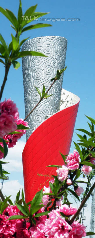 无人,栏杆,竖图,室外,白天,仰视,度假,美景,植物,城市风光,城市,路灯,照明,北京,中国,亚洲,许多,阴影,花纹,装饰,盛开,光线,图案,影子,支架,景观,云,云朵,围栏,灯光,首都,花蕾,云彩,火炬,娱乐,护栏,灯,祥云,花,花瓣,花朵,鲜花,树,树木,粉色,红色,蓝色,绿色,白云,蓝天,天空,阳光,自然,天,花苞,花蕊,享受,休闲,景色,放松,生长,晴朗,成长,华丽,支撑,修饰,照亮,点缀,照明设备,东亚,中华人民共和国,北京市,京,北平,华北地区,衬托,美观,雅致,雅观,晴空,彩图,低角度拍摄,火炬塔,bjzqp1