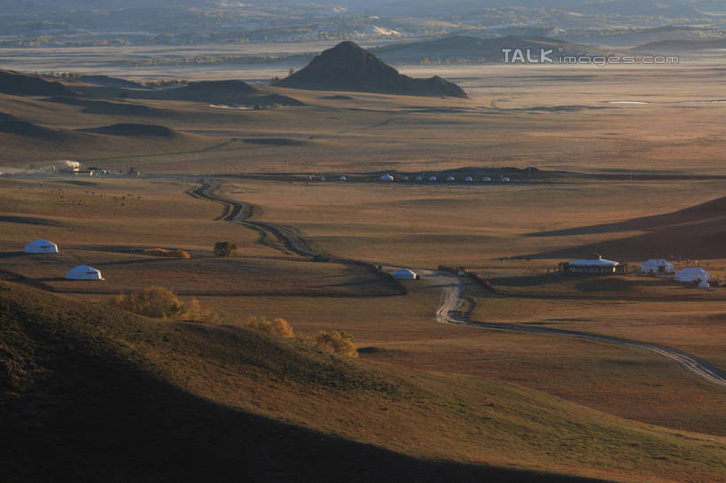 无人,家,横图,俯视,航拍,室外,白天,旅游,度假,美景,山,山脉,道路,路,公路,坝上,中国,亚洲,阴影,曲折,弯曲,光线,影子,帐篷,房屋,屋子,景观,山峰,辽阔,交通,山峦,文化,娱乐,传统,住宅,阳光,自然,群山,享受,休闲,广阔,景色,便捷,放松,蜿蜒,便利,鸟瞰,自然风光,延伸,东亚,蒙古包,毡房,中华人民共和国,华北地区,河北,河北省,冀,承德,承德市,广大,广宽,空阔,延长,马路,彩图,高角度拍摄,房子,小屋,毡包,穹庐,毡帐,丰宁满族自治县,京北第一草原,bjzqp1