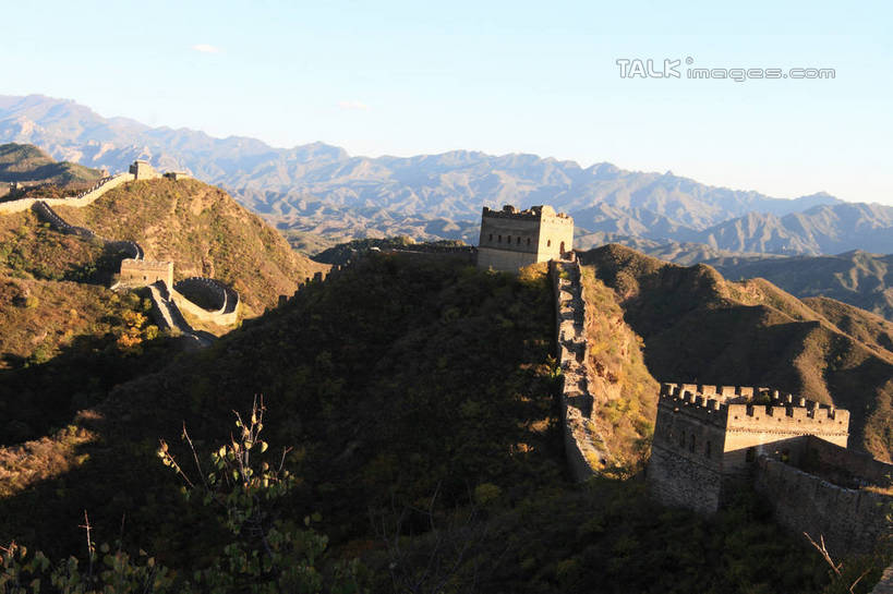 无人,横图,俯视,室外,白天,旅游,度假,名胜古迹,山,山脉,树林,植物,地标,长城,中国,亚洲,阴影,弯曲,遗迹,光线,影子,墙,山峰,山峦,古迹,文物,娱乐,城墙,古建筑,墙壁,墙面,树,树木,蓝色,绿色,蓝天,天空,阳光,自然,群山,天,享受,休闲,旅游胜地,放松,蜿蜒,生长,晴朗,成长,延伸,万里长城,古文明,东亚,世界文化遗产,万里无云,中华人民共和国,延长,晴空,晴空万里,彩图,高角度拍摄,标志性建筑,bjzqp1