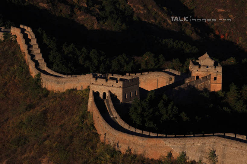 无人,横图,俯视,室外,白天,旅游,度假,名胜古迹,日落,山,山脉,树林,植物,地标,长城,中国,亚洲,阴影,弯曲,遗迹,光线,影子,墙,山峰,晚霞,霞光,落日,山峦,古迹,文物,娱乐,城墙,古建筑,墙壁,墙面,树,树木,绿色,阳光,自然,黄昏,群山,享受,休闲,旅游胜地,彩霞,放松,蜿蜒,生长,成长,延伸,万里长城,古文明,东亚,世界文化遗产,中华人民共和国,夕照,延长,夕阳,彩图,高角度拍摄,斜阳,标志性建筑,bjzqp1