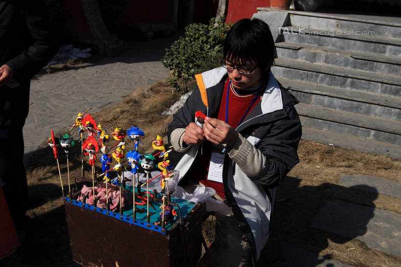 东方人,两个人,站,坐,横图,室外,白天,正面,植物,桌面,桌子,雕塑,亚洲,许多,握,制作,阴影,服装,枯萎,艺术,装饰,光线,雕刻,雕像,棍子,吉祥物,眼镜,影子,阶梯,台子,文化遗产,枯草,拿,拿着,注视,休闲装,黄种人,标识,吊牌,台阶,草,衣服,黄色,红色,蓝色,阳光,胸牌,工艺品,低头,观察,看,站着,休闲,休闲服,石阶,展示,奥运,握着,服饰,观看,纪念,支撑,美术,察看,徽章,关注,主题,身份,近视眼镜,陈列,胸章,胸卡,功能,美学,编号牌,雕刻牌,工号牌,胸号牌,胸徽,员工牌,男人,男性,年轻男性,亚洲人,站立,坐着,半身,彩图,面塑,捏面人,福娃,面人,bjzqp1