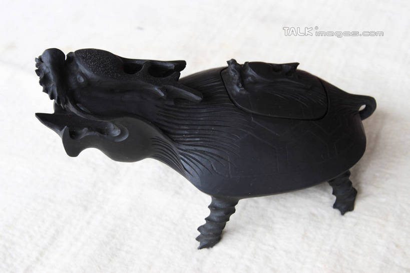 无人,横图,俯视,室内,特写,白天,白色背景,成功,桌子,静物,艺术,龙,艺术品,注视,桌布,一个,黑色,工艺品,台布,看,趴着,摄影,影棚,单个,工艺,麒麟,美术,高贵,关注,图腾,传说,祥瑞,灵兽,权势,尊荣,幸运,趴,抬头,仰头,彩图,高角度拍摄,影棚拍摄,拍摄,bjzqp1