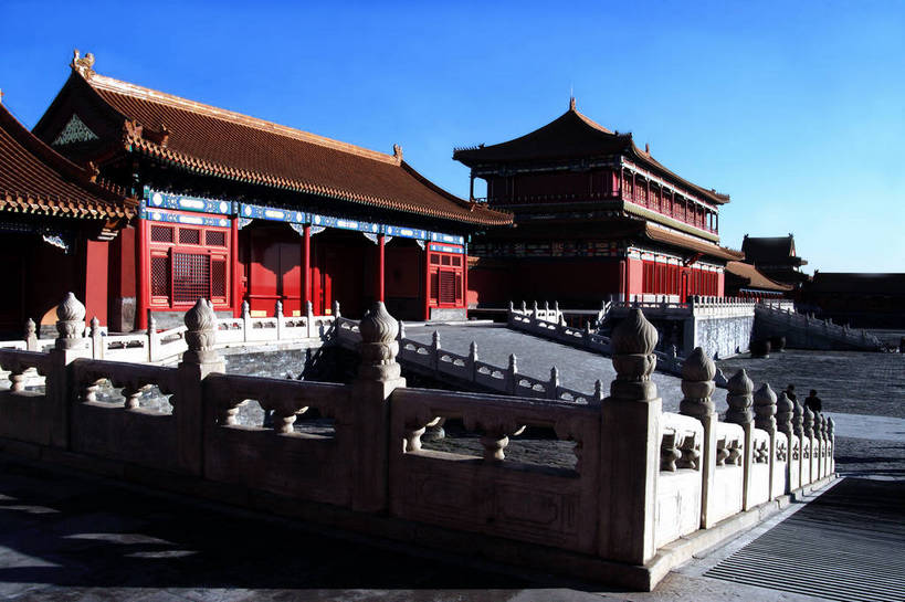 无人,故宫,宫殿,栏杆,横图,室外,白天,正面,旅游,度假,楼梯,标志建筑,地标,建筑,北京,中国,亚洲,阴影,光线,扶手,影子,阶梯,围栏,首都,娱乐,建设,护栏,台阶,蓝色,蓝天,天空,阳光,容器,紫禁城,天,享受,休闲,旅游胜地,放松,储藏,储存,东亚,中华人民共和国,北京市,京,北平,华北地区,缶,北京故宫博物院,乾清宫,彩图,贮存,bjzqp1