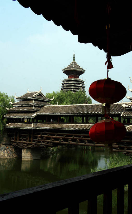 无人,栏杆,竖图,室外,白天,正面,旅游,度假,河流,名胜古迹,水,标志建筑,地标,建筑,照明,北京,中国,亚洲,吊挂,悬挂,遗迹,灯笼,纸灯笼,河水,水流,围栏,塔,首都,挂,古迹,文物,娱乐,建设,古建筑,护栏,一个,红色,灯具,享受,休闲,旅游胜地,放松,单个,照亮,照明设备,古文明,东亚,中华人民共和国,北京市,京,北平,华北地区,北京中华民族园,中华民族园,彩图,bjzqp1