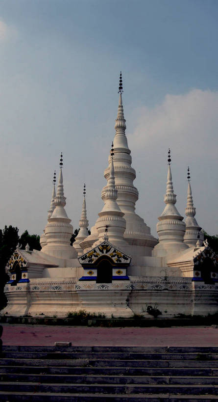 无人,竖图,室外,白天,正面,旅游,度假,名胜古迹,楼梯,标志建筑,地标,建筑,北京,中国,亚洲,遗迹,阶梯,云,云朵,尖顶,首都,云彩,古迹,文物,娱乐,建设,古建筑,台阶,蓝色,白云,蓝天,天空,天,享受,休闲,旅游胜地,放松,古文明,东亚,中华人民共和国,北京市,京,北平,华北地区,民族建筑,北京中华民族园,曼飞龙塔,中华民族园,彩图,bjzqp1