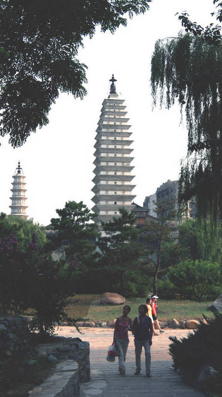 三个人,站,走,竖图,室外,白天,正面,旅游,度假,名胜古迹,标志建筑,地标,建筑,北京,中国,亚洲,游客,遗迹,首都,古迹,文物,娱乐,建设,古建筑,旅客,站着,享受,休闲,旅游胜地,放松,古文明,东亚,中华人民共和国,北京市,京,北平,华北地区,民族建筑,北京中华民族园,崇圣寺,崇圣寺三塔,千寻塔,中华民族园,男人,男性,年轻男性,年轻女性,女人,女性,步行,散步,站立,走路,彩图,全身,bjzqp1