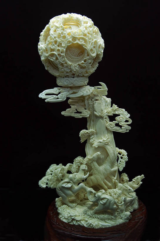 无人,站,竖图,室内,白天,正面,石头,植物,松树,哺乳动物,大象,鹿,野生动物,雕塑,四只,黑色背景,艺术,装饰,木制,雕刻,雕像,石子,云,云朵,艺术品,云彩,石雕,镂空,球,树,树木,一个,绿色,白云,自然,动物,木制品,工艺品,站着,球体,石壁,可爱,摄影,玉雕,峭壁,活泼,影棚,生长,单个,成长,纪念,飘逸,支撑,美术,主题,坚定,底座,陈列,功能,美学,长寿,贞洁,飘拂,象牙雕,象牙雕刻,牙雕,绝壁,石块,岩石,象,抬头,仰头,站立,彩图,影棚拍摄,拍摄,bjzqp1