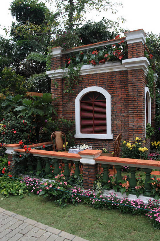 无人,公园,家,花园,栏杆,竖图,室外,白天,仰视,旅游,度假,草地,草坪,花海,花圃,美景,植物,窗户,楼梯,道路,路,山茶花,叶子,椅子,广州,中国,亚洲,许多,盛开,百叶窗,房屋,阶梯,屋子,景观,园艺,围栏,小路,绿叶,交通,花蕾,娱乐,护栏,楼房,台阶,住宅,草,花,花瓣,花朵,花卉,鲜花,红色,蓝色,绿色,风景,蓝天,天空,自然,绳子,花丛,花田,天,花苞,花蕊,享受,休闲,嫩叶,景色,放松,生长,晴朗,成长,园林,风光,景物,东亚,广东,森林公园,广东省,万里无云,中华人民共和国,华南地区,省会,广州市,粤,玉茗花,耐冬,海石榴,红姜花,风物,光景,景致,流溪河国家森林公园,茶花,叶,叶片,晴空,晴空万里,小花园,彩图,低角度拍摄,房子,bjzqp1