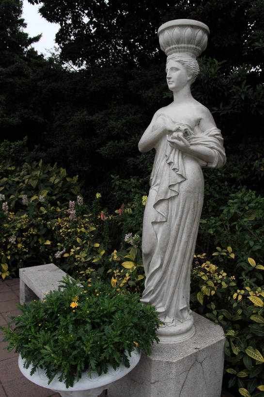 一个人,无人,公园,花园,站,竖图,室外,白天,正面,旅游,度假,花海,花圃,美景,树林,植物,叶子,椅子,雕塑,广州,中国,亚洲,仅一个年轻女性,仅一个女性,仅一个人,许多,艺术,装饰,盛开,雕刻,雕像,花坛,躺椅,景观,园艺,绿叶,花蕾,娱乐,石雕,花,花瓣,花朵,花卉,鲜花,树,树木,蓝色,绿色,风景,蓝天,天空,自然,工艺品,花丛,花田,天,花苞,花蕊,站着,享受,休闲,嫩叶,石椅,景色,放松,生长,晴朗,成长,纪念,园林,风光,美术,景物,主题,陈列,东亚,广东,森林公园,广东省,万里无云,中华人民共和国,华南地区,省会,功能,美学,广州市,粤,风物,光景,景致,流溪河国家森林公园,年轻女性,女人,女性,叶,叶片,晴空,晴空万里,小花园,站立,彩图,全身,bjzqp1