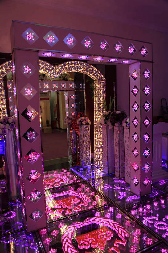 无人,竖图,室内,白天,正面,门,百合花,照明,北京,中国,亚洲,一排,许多,阴影,花纹,整齐,装饰,光线,图案,影子,墙,灯光,地面,首都,墙壁,墙面,灯,排列,灯具,门框,闪耀,展示,展览,展会,华丽,修饰,照亮,点缀,闪烁,照明设备,队列,装饰灯,中华人民共和国,北京市,京,北平,华北地区,强瞿,衬托,美观,雅致,雅观,闪动,闪灼,百合蒜,倒仙,番韭,山丹,彩图,博览会,婚博会,结婚展,中国婚博会,北京展览馆,bjzqp1