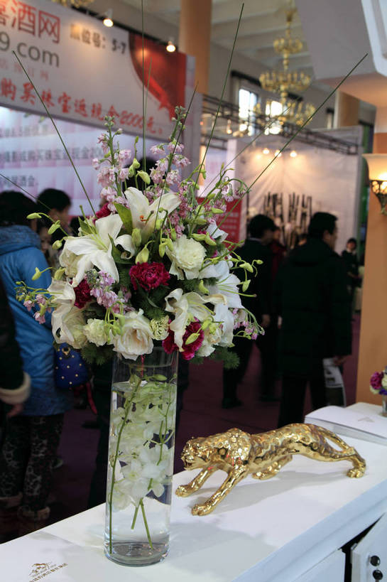 东方人,站,竖图,室内,白天,爱情,幸福,纯洁,智慧,热情,水,桌子,百合花,玫瑰,花瓶,雕塑,北京,中国,亚洲,阴影,艺术,装饰,光线,标志,雕刻,雕像,文字,液体,影子,字符,墙,水滴,灯光,玫瑰花,首都,许多人,浪漫,黄种人,文化,标识,顾客,广告,墙壁,墙面,玻璃制品,背面,插花,玻璃瓶,瓶子,工艺品,站着,一群人,温暖,温馨,金色,汉字,展示,恩爱,纪念,展览,展会,展台,插花艺术,美术,和睦,创造,中文,主题,创作,感动,陈列,想象,东亚,中华人民共和国,北京市,京,北平,华北地区,强瞿,功能,美学,尊敬,国文,华文,天真,百合蒜,刺玫花,倒仙,番韭,徘徊花,山丹,男人,男性,年轻男性,年轻女性,女人,女性,亚洲人,站立,半身,彩图,博览会,婚博会,结婚展,融洽,中国婚博会,北京展览馆,bjzqp1