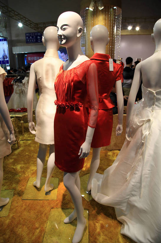 东方人,站,坐,竖图,室内,白天,正面,婚纱,地毯,椅子,北京,中国,亚洲,阴影,光线,布帘,人造模特,影子,木椅,墙,灯光,首都,许多人,黄种人,墙壁,墙面,黄色,红色,帘子,站着,一群人,展示,道具,展览,展会,门帘,东亚,服装模特,模特道具,时装道具,展示道具,服装模特道具,陈列道具,中华人民共和国,北京市,京,北平,华北地区,男人,男性,年轻男性,年轻女性,女人,女性,亚洲人,站立,坐着,半身,彩图,婚礼服,礼服,博览会,婚博会,结婚展,中国婚博会,北京展览馆,bjzqp1