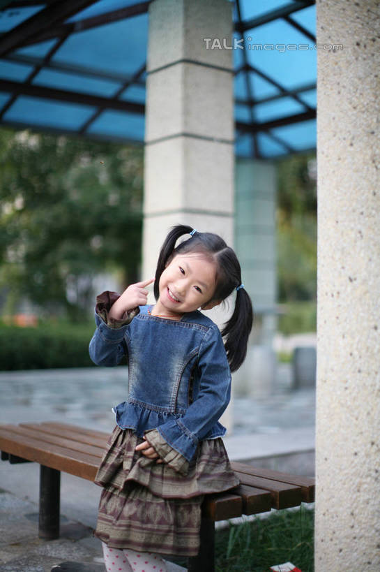 东方人,儿童,一个人,坐,举,笑,微笑,露齿笑,竖图,室外,白天,正面,裙子,纯洁,草地,草坪,植物,天花板,亚洲,仅一个女性,仅一个人,指,连衣裙,木制,板凳,柱子,凳子,地面,倾斜,黄种人,方向,草,树,树木,小孩,蓝色,绿色,自然,木制品,手势,托,仅一个小孩,可爱,童年,童趣,生长,成长,指向,食指,童真,烂漫,无邪,天真,女孩,女人,女性,亚洲人,孩子,举起,举手,举着,向上举,向上伸,向上托,坐着,半身,彩图,女生,hascy1
