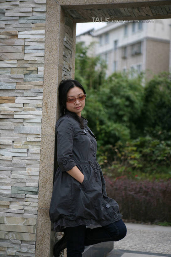 东方人,一个人,高楼大厦,站,笑,微笑,竖图,室外,白天,侧面,草地,草坪,植物,门,大厦,建筑,摩天大楼,亚洲,仅一个年轻女性,仅一个女性,仅一个人,服装,墨镜,眼镜,墙,风衣,扭头,休闲装,黄种人,墙壁,墙面,草,树,树木,衣服,绿色,灰色,自然,太阳镜,太阳眼镜,门框,靠,靠着,倚靠,站着,转头,休闲,休闲服,遮阳镜,服饰,生长,成长,倚着,双手抄兜,双手放兜,年轻女性,女人,女性,亚洲人,屈膝,插兜,两手抄兜,两手放兜,手插兜,手放口袋,站立,半身,彩图,大楼,高层建筑,高楼,摩天楼,手抄兜,hascy1