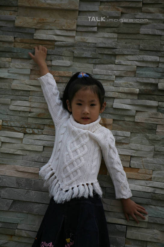 东方人,儿童,一个人,站,举,伸展双臂,竖图,室外,白天,正面,毛衣,纯洁,亚洲,仅一个女性,仅一个人,花纹,朦胧,模糊,装饰,墙,黄种人,墙壁,墙面,小孩,白色,托,站着,仅一个小孩,可爱,童年,童趣,华丽,修饰,点缀,童真,烂漫,无邪,衬托,美观,雅致,雅观,天真,女孩,女人,女性,亚洲人,孩子,敞开双臂,举起,举手,举着,伸开双臂,向上举,向上伸,向上托,展开双肩,站立,张开手臂,张开双臂,半身,彩图,绒衣,套衫,套头毛衣,线衣,女生,hascy1