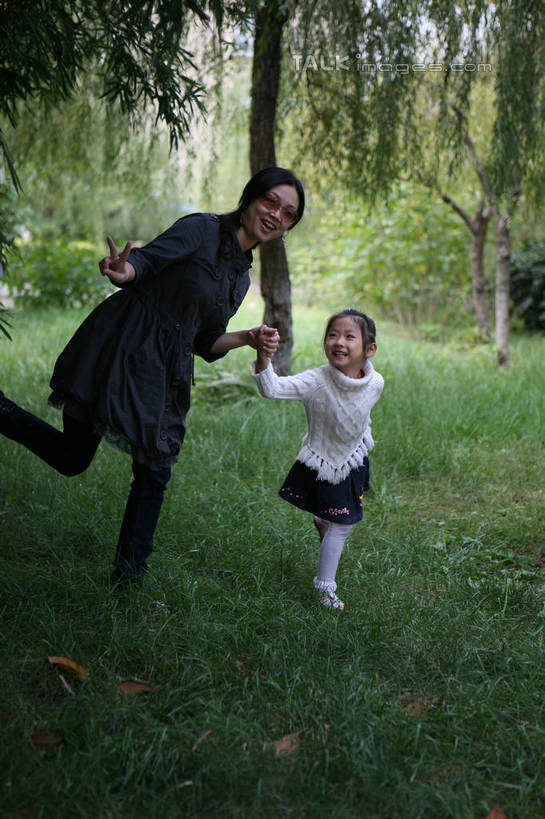 东方人,儿童,两个人,家庭,母亲,女儿,握手,笑,微笑,露齿笑,竖图,室外,白天,正面,毛衣,裙子,快乐,兴奋,纯洁,骄傲,成功,胜利,草地,草坪,植物,亚洲,奔驰,服装,墨镜,眼镜,风衣,休闲装,黄种人,草,树,树木,小孩,衣服,绿色,白色,灰色,自然,太阳镜,太阳眼镜,奔跑,手势,休闲,温暖,温馨,母女,一家人,休闲服,遮阳镜,可爱,母爱,童年,童趣,自信,短裙,服饰,生长,成长,半身裙,和睦,童真,烂漫,无邪,天真,年轻女性,女孩,女人,女性,亚洲人,孩子,年轻人,搀手,拉手,手搀手,手拉手,手牵手,手握手,半身,彩图,绒衣,套衫,套头毛衣,线衣,欢乐,开心,融洽,女生,hascy1