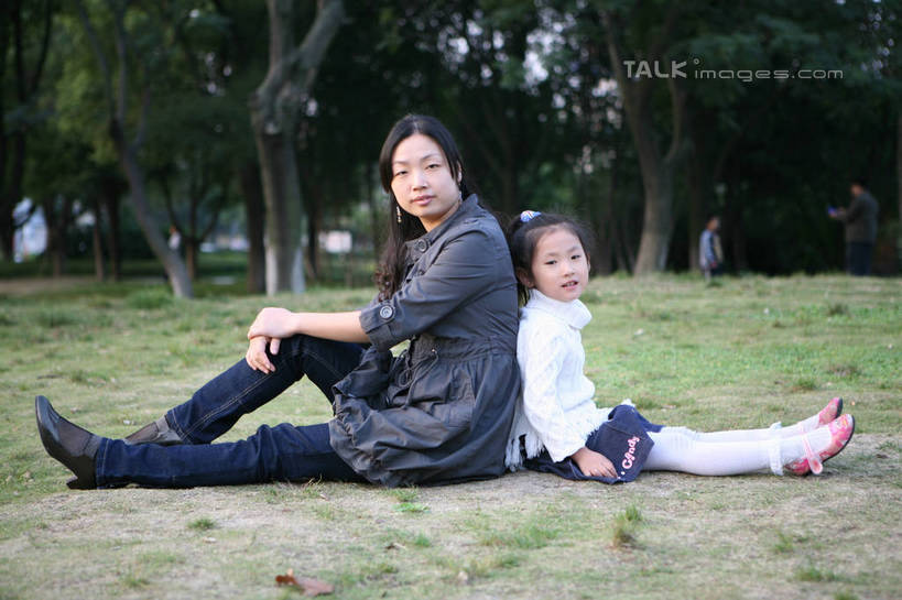 东方人,儿童,两个人,家庭,母亲,女儿,坐,笑,微笑,露齿笑,横图,室外,白天,侧面,毛衣,裙子,纯洁,安全,草地,草坪,植物,亚洲,服装,风衣,依靠,休闲装,黄种人,草,树,树木,小孩,衣服,绿色,白色,灰色,自然,回头,倚靠,转头,背靠背,休闲,温暖,温馨,母女,一家人,休闲服,可爱,母爱,童年,童趣,背对背,搭,短裙,服饰,生长,成长,半身裙,和睦,搭着,童真,烂漫,无邪,天真,信任,年轻女性,女孩,女人,女性,亚洲人,孩子,年轻人,屈膝,坐着,彩图,全身,绒衣,套衫,套头毛衣,线衣,融洽,女生,hascy1